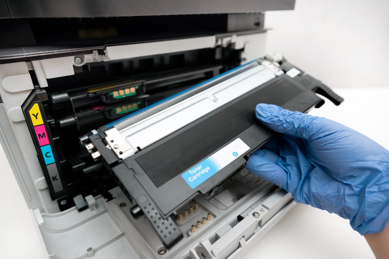 Замена тонера в принтере. Заправка картриджей для принтера. Технология лазерного принтера. Ремонт принтеров фон. Ремонт принтеров картинки.